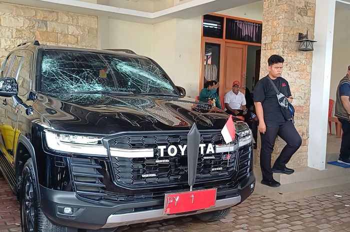 Toyota Land Cruiser 300 GR-S dinas Gubernur Papua Barat Daya, Elisa Kambu yang rusak diserang sekelompok massa sekitar pukul 07:30 WIT, (27/8/25)