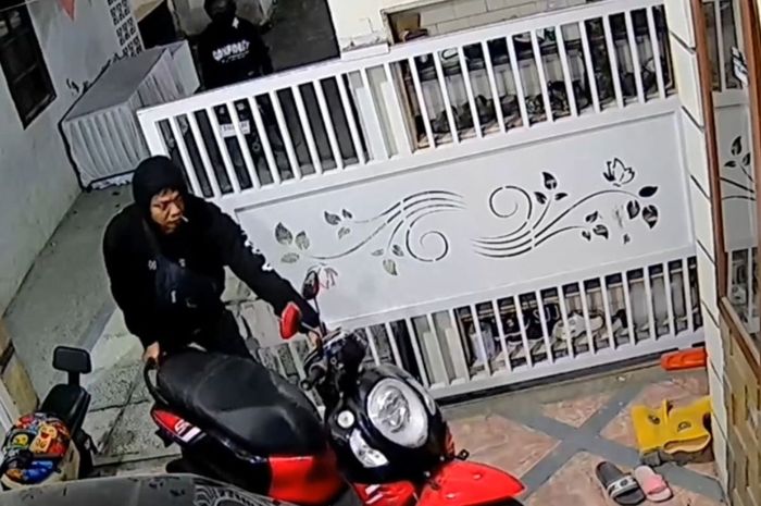 Dua pelaku maling yang terekam menggasak Honda Scoopy milik anggota TNI, Sertu Mualimin di rumahnya Jl Dasa IV, Kebayoran Baru, Jakarta Selatan, (17/8/25)