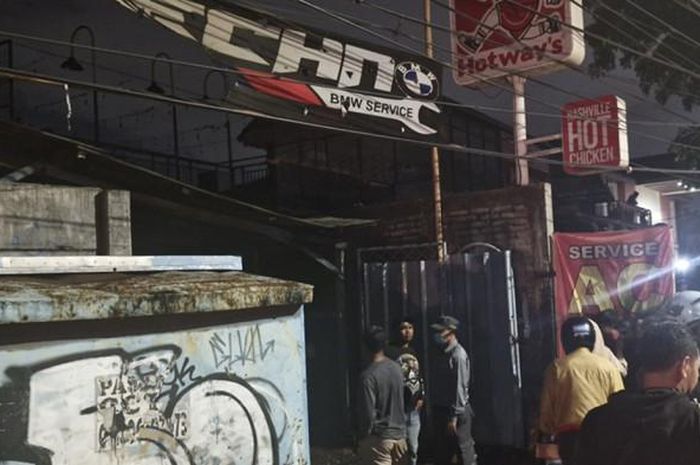 Bengkel mobil di Antapani bandung ludes dilahap si jago merah. Puluhan mobil jadi korban keganasan api