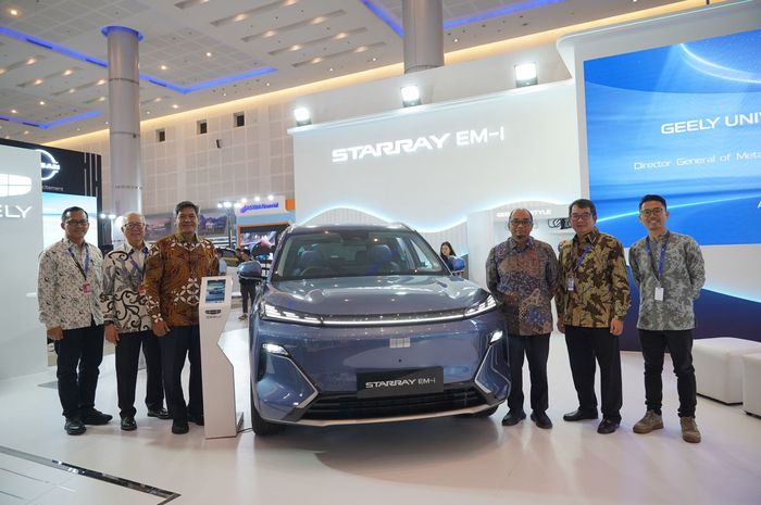 Geely Starray EM-i di GIIAS Surabaya 2025