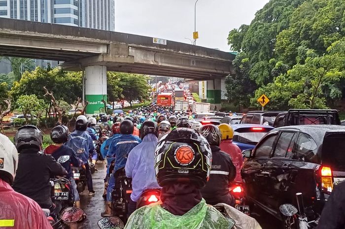 Kondisi macet di Jalan TB Simatupang, Jakarta Selatan. Kini di uji coba tol gratis mengurai kemacetran 