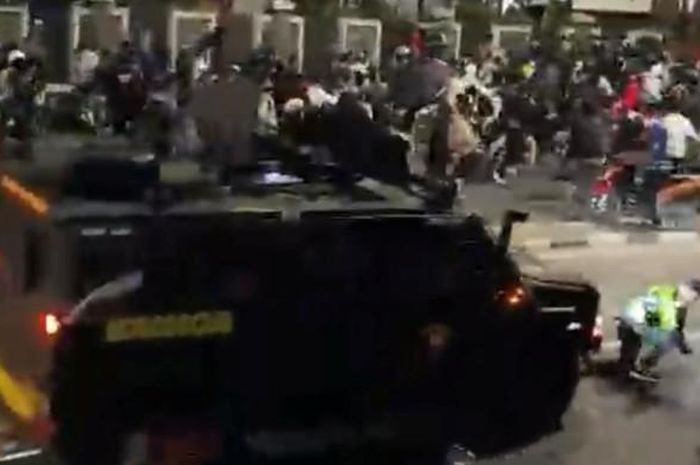 Detik-detik rantis Brimob lindas pria berjaket ojol di kawasan Pejompongan, Tanah Abang, Jakarta Pusat, Kamis (28/8/2025) malam. 