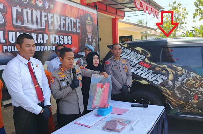 Kapolres Bondowoso, AKBP Harto Agung Cahyono dan jajaran saat jumpa pers kasus pemuda maling Mitsubishi Pajero Sport milik orang tuanya sendiri untuk minta tebusan Rp 10 juta