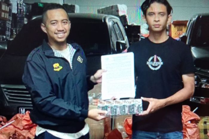 Penyerahan barang bukti rokok ilegal yang diangkut mobil boks rekanan PT POS Indonesia ke Bea Cukai Sampang, Madura