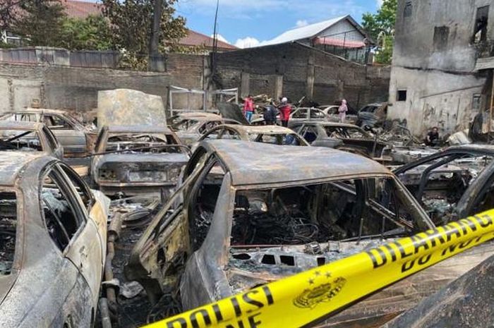 penampakan mobil-mobil usai kebakaran di sebuah bengkel di Bandung