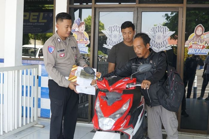 M Athoillah (55) saat mengambil Honda BeAT miliknya yang sempat hilang digelapkan teman anaknya di Satlantas Polres Pasuruan