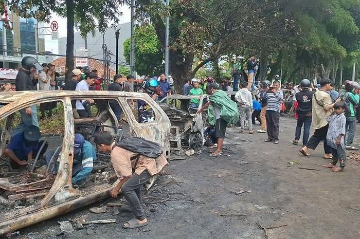 Aksi penjarah mempreteli bangkai mobil-mobil yang terbakar imbas bentrokan di dekat markas Brimob Kwitang, Jakarta Pusat, (29/8/25)