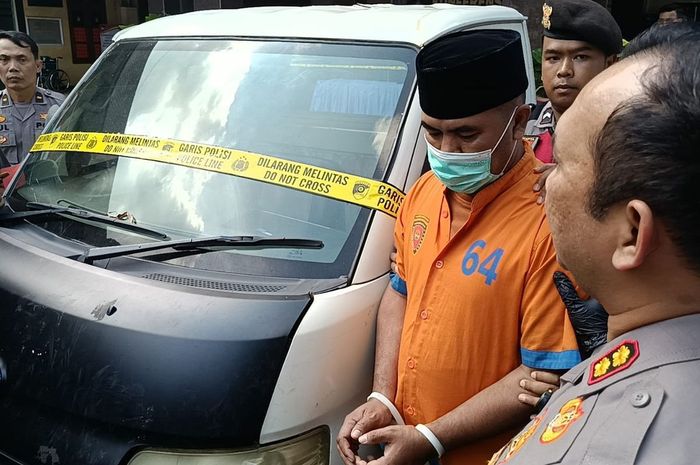 Barang bukti Daihatsu Gran Max pikap yang digaris Polisi dan penadah mobil curian yang ditangkap bersamaan asal desa Curah Petung, kecamatan Kedungjajang, kabupaten Lumajang