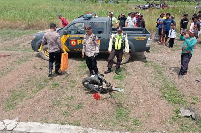 Honda vario yang dikendarai seorang wanita terpotong jadi dua usai dihantam kereta api 