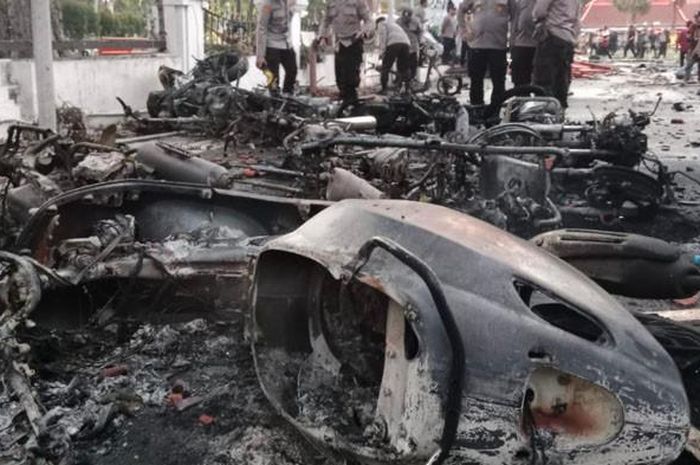 Motor yang dibakar massa di Surabaya