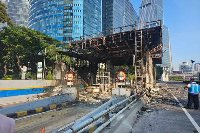 Hingga Sabtu pagi, ruas Jalan Tol Cawang-Tomang-Pluit masih belum dapat dilalui akibat kerusakan berat imbas aksi unjuk rasa yang terjadi sejak Jumat 