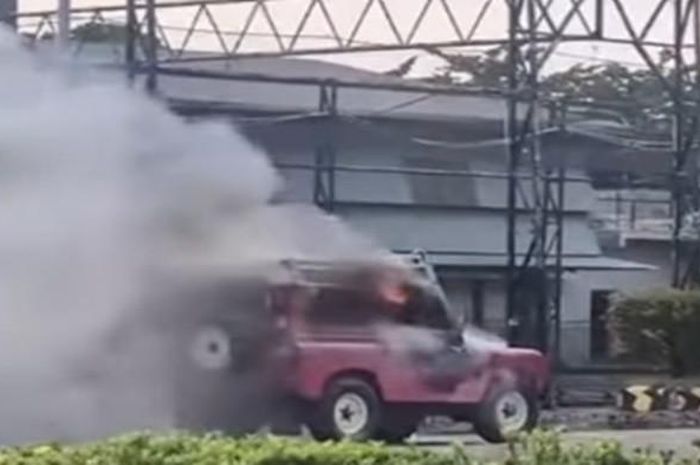 Land Rover merah diselimuti asap hitam secara mendadak pada Sabtu pagi. Ini kronologinya