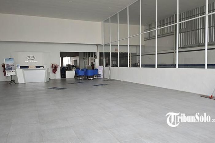 Dealer Hyundai Adisucipto Solo ungsikan 6 mobil displaynya jelasng demo di DPRD Solo