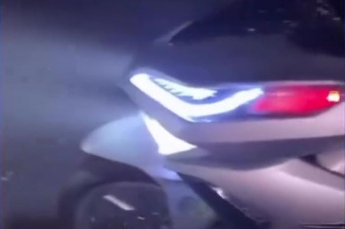 Projie biled yang dipakai pendemo menyilaukan sniper di atas gedung 