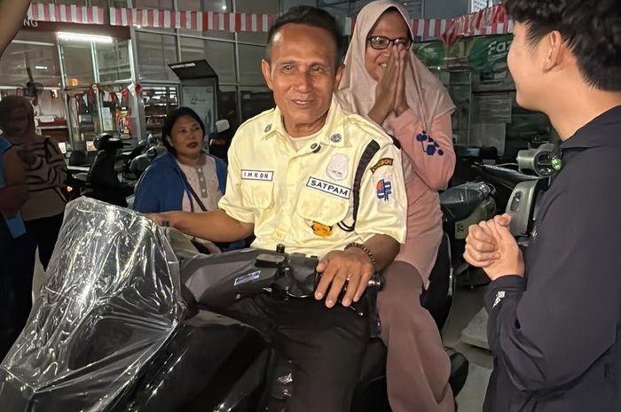 Imron, Satpam DPRD Cirebon mendapat Yamaha NMAX Baru dari YouTuber Willie Salim setelah motornya dibakar perusuh demo, (30/8/25)