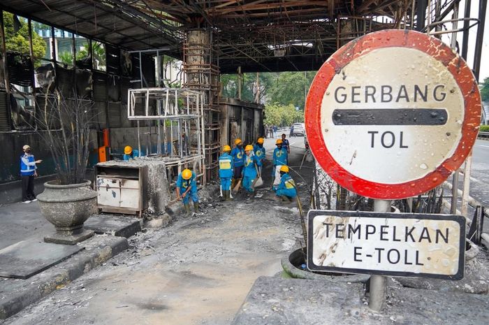 Kondisi gerbang tol Senayan usai dibakar perusuh demo 29 Agustus 2025