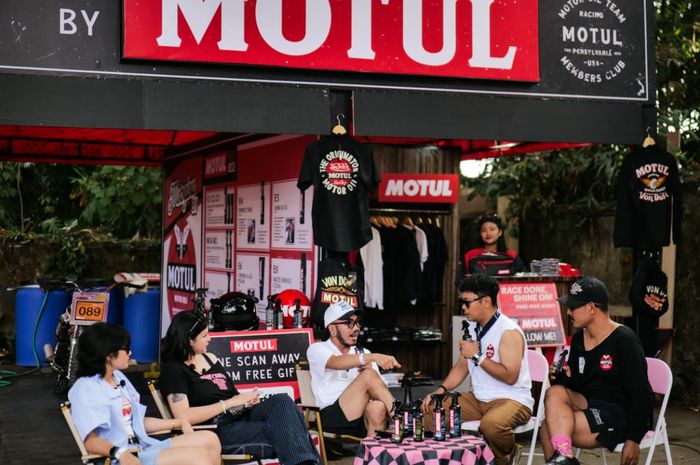 Sunset Podcast Show di booth MotoGlow by Motul pada gelaran Custom War 2025 Bali