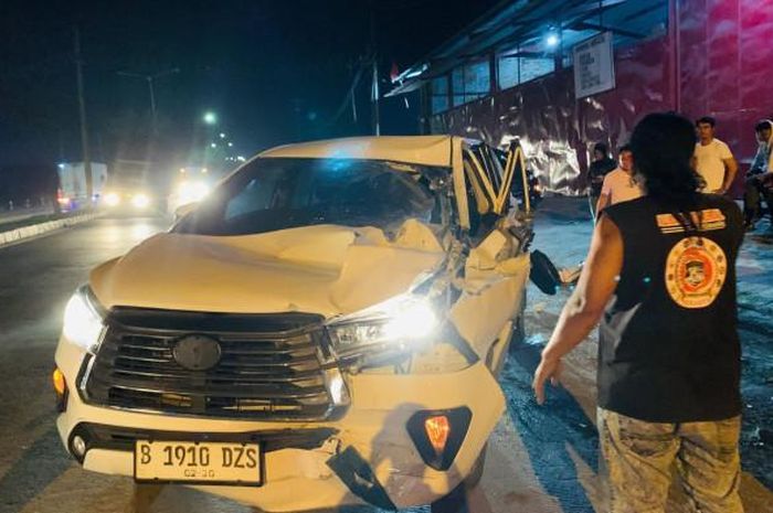 Kijang Innova dikemudikan WNA berujung ringsek usai hantam truk trailer yang parkir di pinggir jalan