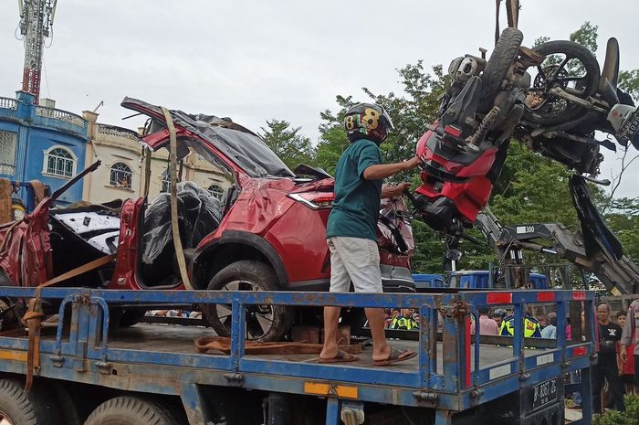Kondisi Wuling Alvez dan tiga motor yang tertimpa truk crane di simpang Tiban Princes atau Tiban Vitka, Batam, Kepulauan Riau