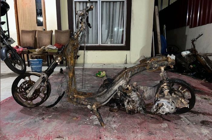 Kerangka Honda Scoopy pasca dibakar pria berinisial KH (43) di Kavling Seroja, Sei Pelunggut, Sagulung, kota Batam, Kepulauan Riau