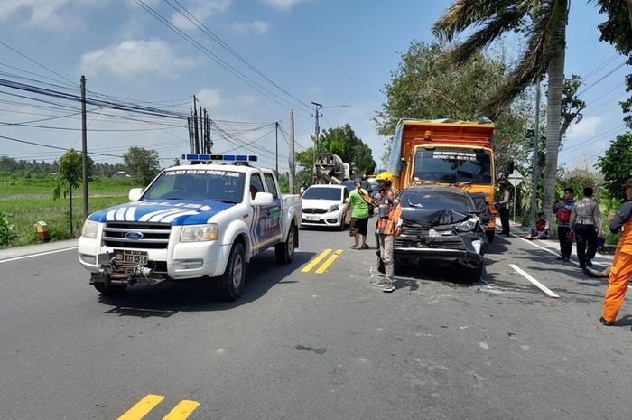 Kecelakaan Toyota Calya kejepit dua truk tronton di simpang tiga Jalan Wates-Purworejo, Padukuhan Siluwok Kidul, Kalurahan Tawangsari, Kapanewon Pengasih, Kabupaten Kulon Progo, Daerah Istimewa Yogyakarta, (4/9/25).