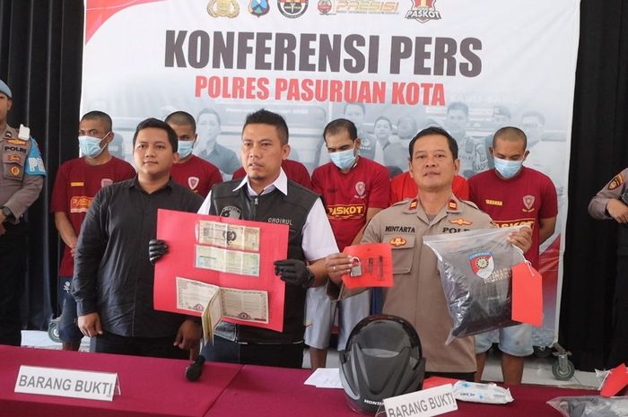 Polisi menunjukan barang bukti yang diamankan dari penangkapan sindikat maling motor spesialis lahan parkir di Pasuruan, Jawa Timur