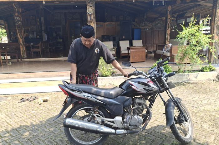Suhanto, Kepala Desa Kebonagung, kecamatan Sukodono, Lumajang menunjukan motor dinas lamanya sebuah Honda MegaPro, (17/4/25) yang akan diganti baru dengan anggaran Rp 35 juta per kades