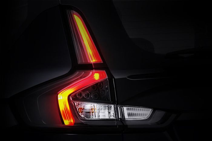 Desain lampu belakang Suzuki New XL7 Hybrid Alpha Kuro