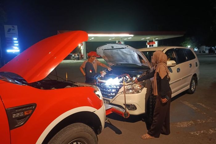 Damkar serba bisa, Kijang Innova emak-emak mogok dadakan beres tanpa kendala berarti