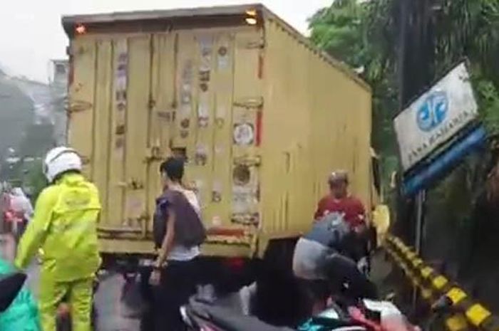 Truk noks nyelonong hantam pemotor yang berboncengan. Berawal rem bermasalah