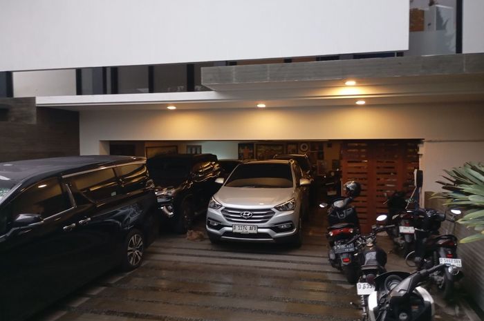 Garasi rumah mantan Gubernur Jawa Barat, Ridwan Kamil yang berisi mobil lebih dari satu