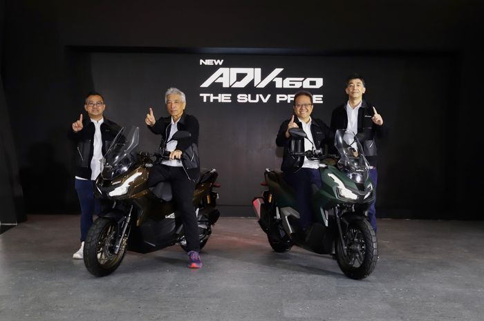 Petinggi PT Astra Honda Motor berpose bersama di atas Honda ADV160 generasi terbaru