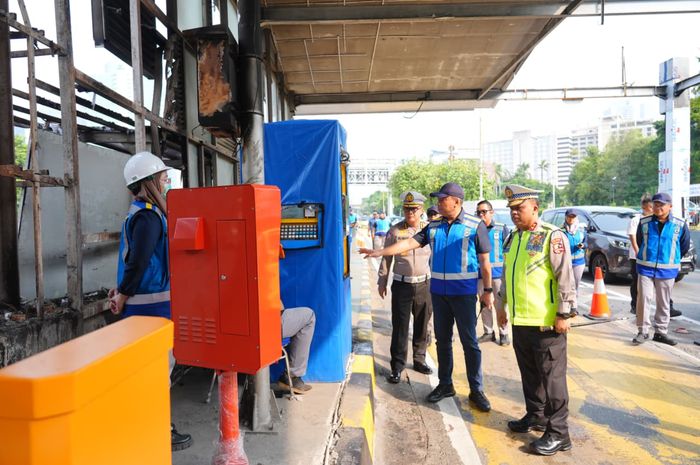 Dirut Jasa Marga Rivan A Purwantono dan Kakorlantas Irjen Agus Suryonugroho meninjau perbaikan GT)