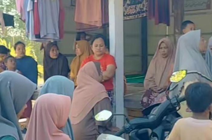 Tetangga mendatangi rumah korban penipuan jual beli Honda Vario di marketplace Facebook yang kehilangan uang Rp 26 juta