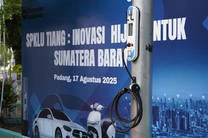 Tiang listrik untuk charger mobil listrik ini sudah tersedia 19 unit di dua provinsi di Indonesia