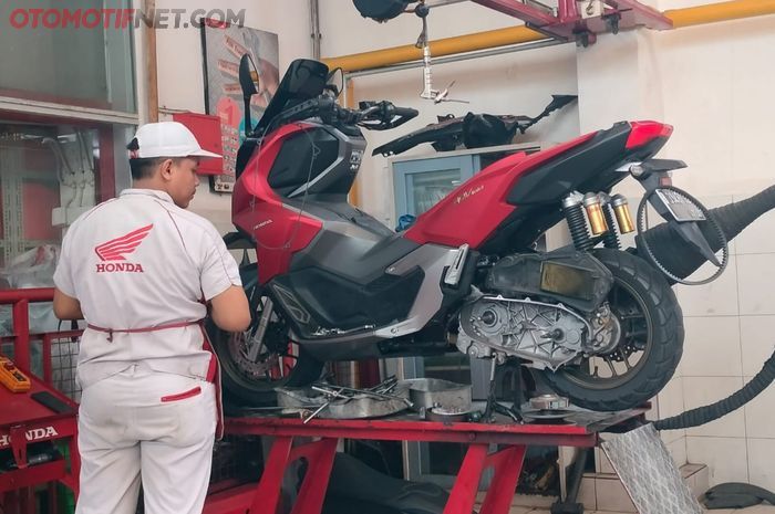 Ilustrasi servis Honda ADV160 di AHASS 