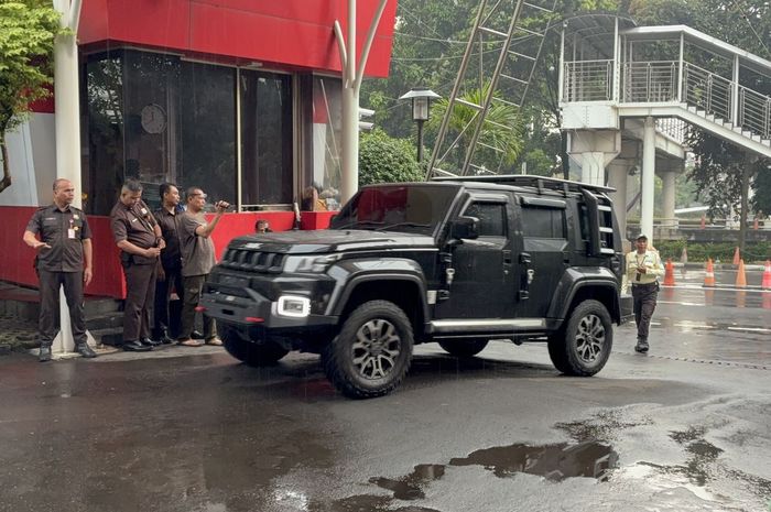 BAIC BJ40 Mantan Wakil Menteri Ketenagakerjaan, Immanuel Ebenezer yang sempat disembumnyikan tiba di gedung KPK, Jakarta, (9/9/25)