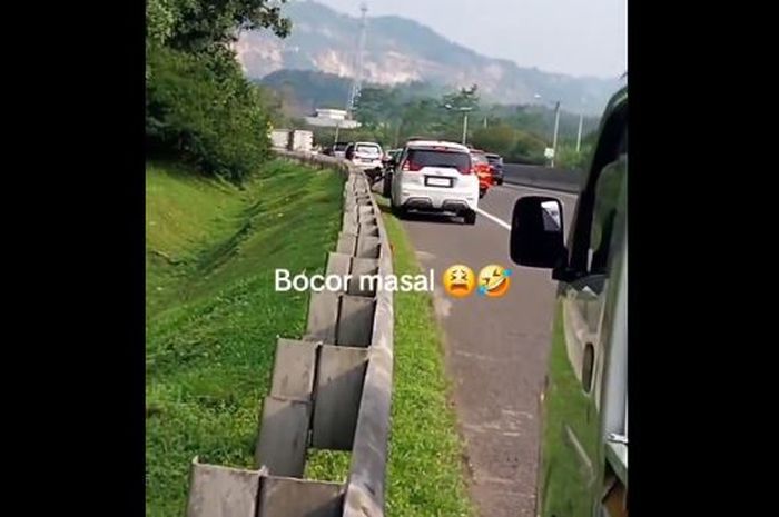 Sejumlah mobil mengalami bocor ban secara massal di ruas tol Cipularang arah Bandung, Jawa Barat