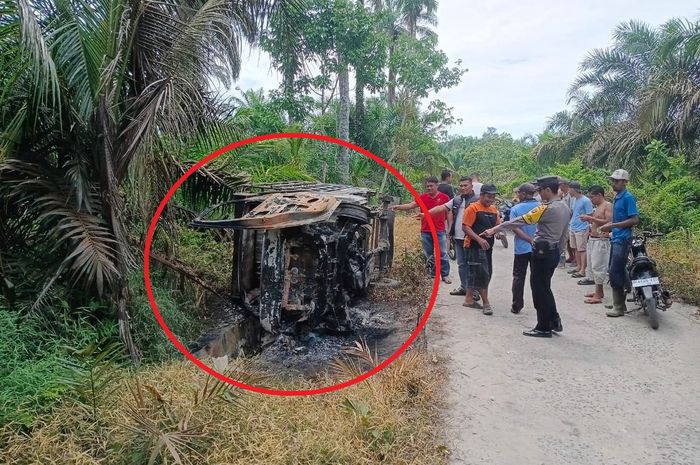 Dalam lingkaran merah, bangkai Daihatsu Gran Max milik pencuri sapi yang habis dibakar warga saat tepergok tuntun lembu di kebun sawit desa Padang Sari, Tinggi Raja, Kabupaten Asahan, Sumatera Utara