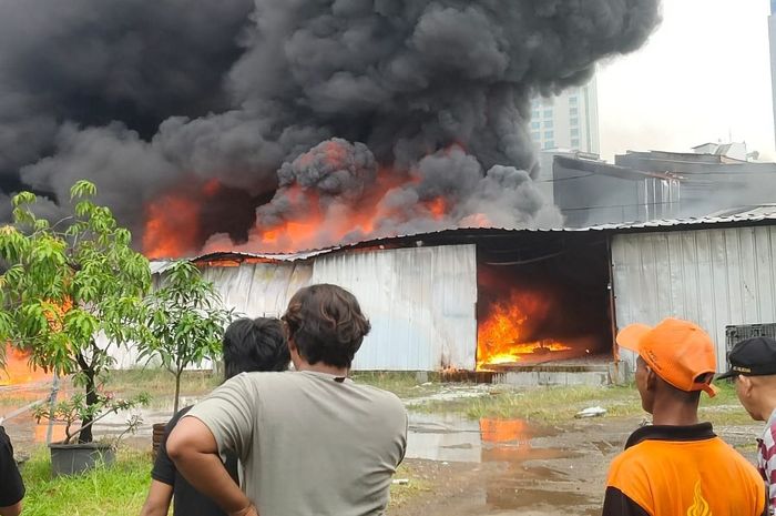Gudang oli di Jl Tali II, kota Bambu Selatan, Palmerah, Jakarta Barat terbakar hebat, (9/9/25)