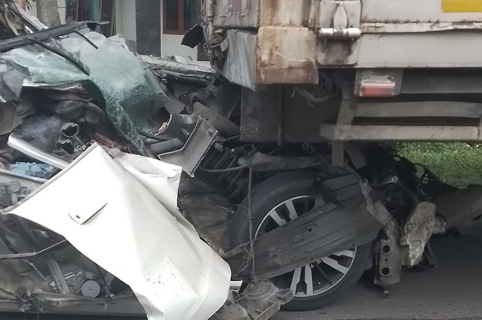 Kondisi Honda Jazz yang menabrak belakang kolong truk tronton wing box hingga hancur lebur di KM 111 tol Cipularang, Jawa Barat