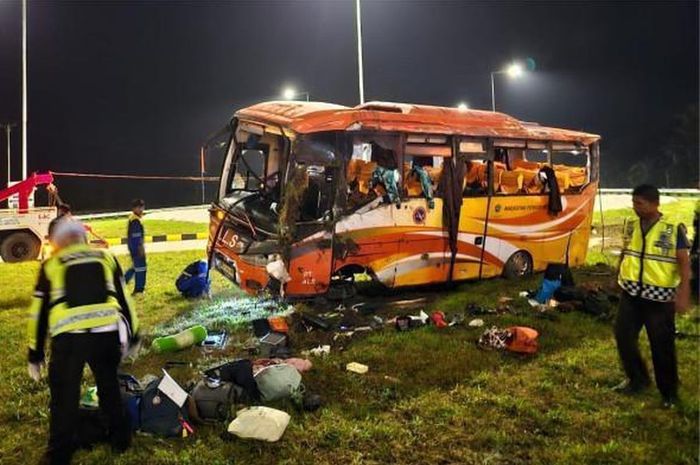 Bus Pariwisata PO ALS rombongan atlet Medan, Sumatera Utara yang kecelakaan maut di exit tol Padang-Sicincin, Sumatera Barat tewaskan dua juara Karate Asia