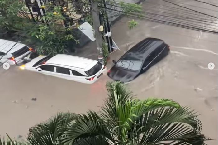 Sejumlah mobil yang terendam banjir bandang di provinsi Bali