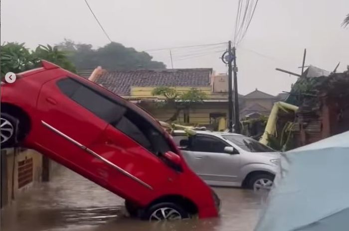 Kondisi belasan mobil luluh lantak akibat banjir bandang yang melanda provinsi Bali, 10 September 2025