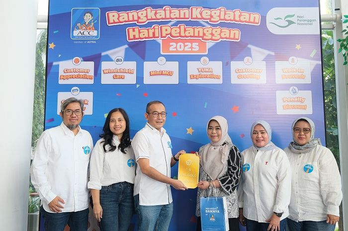 Pemberian hadiah emas oleh jajaran petinggi Astra Credit Companies (ACC) kepada pelanggan setia