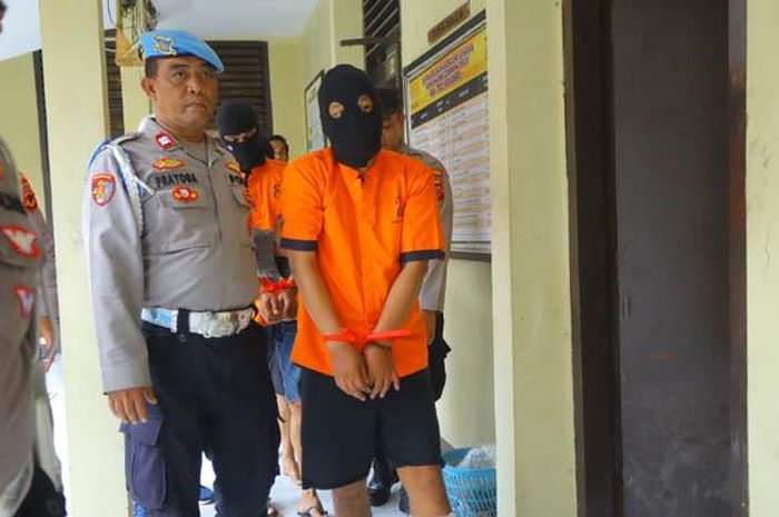 Polisi menggiring pelaku maling motor kelas Paus yang sudah acak-acak 300 lokasi di kabupaten dan kota Bogor, Jawa Barat