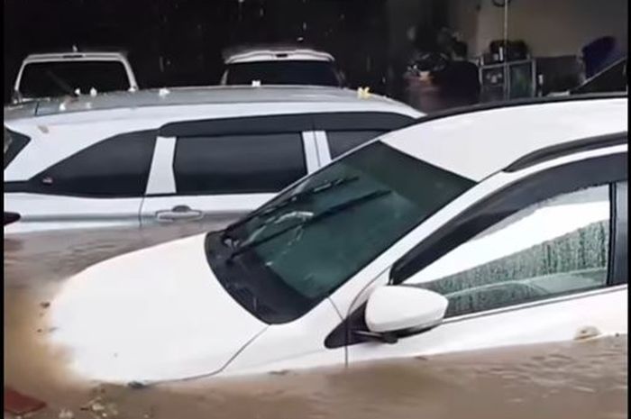 Kondisi mobil-mobil milik rental di Bali yang terendam banjir di garasi, 10 September 2025