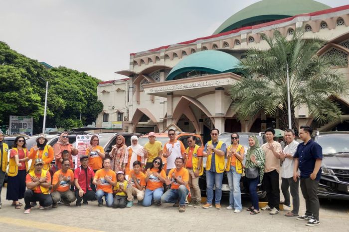 Anggota Komunitas Wuling Jakarta Raya saat gelar Jumat Berbagi menyambut Anniversary ke-7