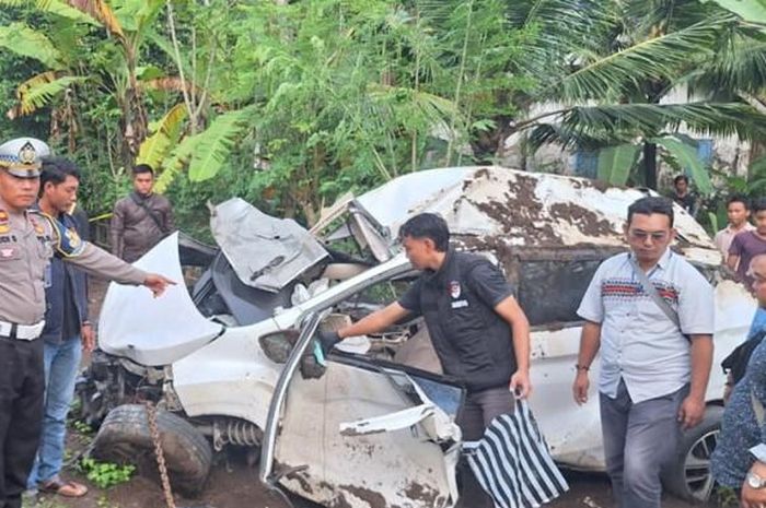 Mitsubishi Xpnder babak belur usai dihantam kereta api di Kebumen, sopir dinyatakan meninggal dunia