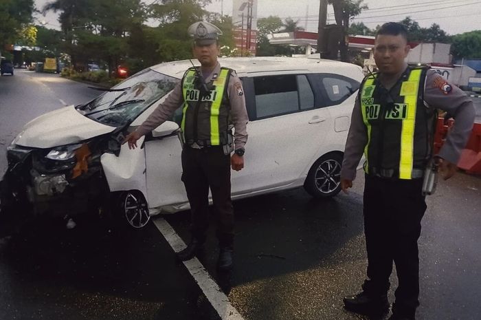Evakuasi Toyota Calya yang menabrak pohon di Jl Raden Intan, depan SPBU termina, Arjosari, kota Malang, Jawa Timur
